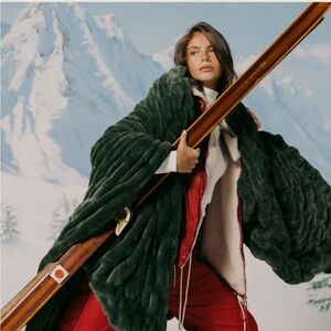 NIB Lola Blankets in Winter Pine Large